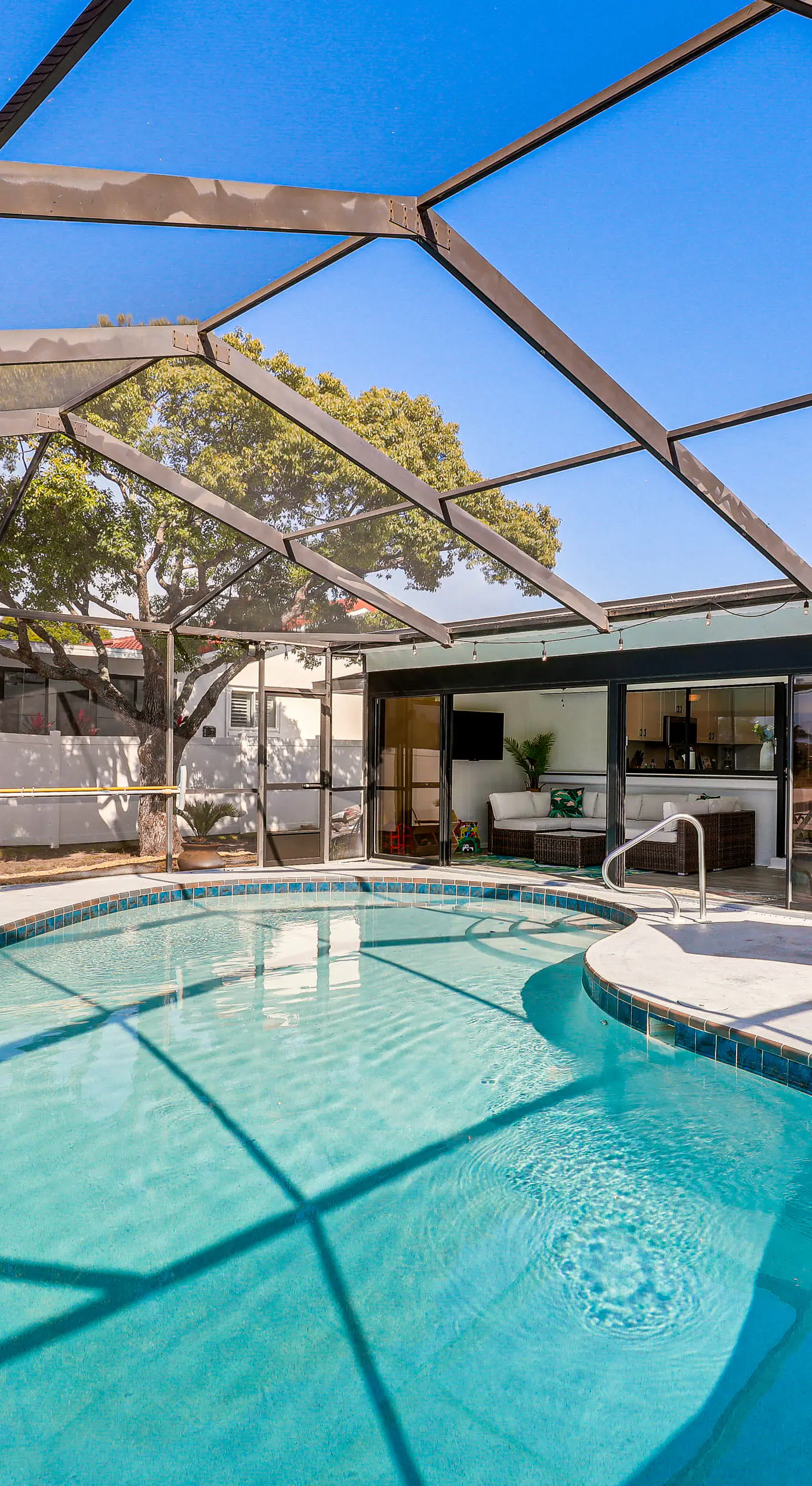 Apollo Beach Oasis: Lanai + Heated Pool!