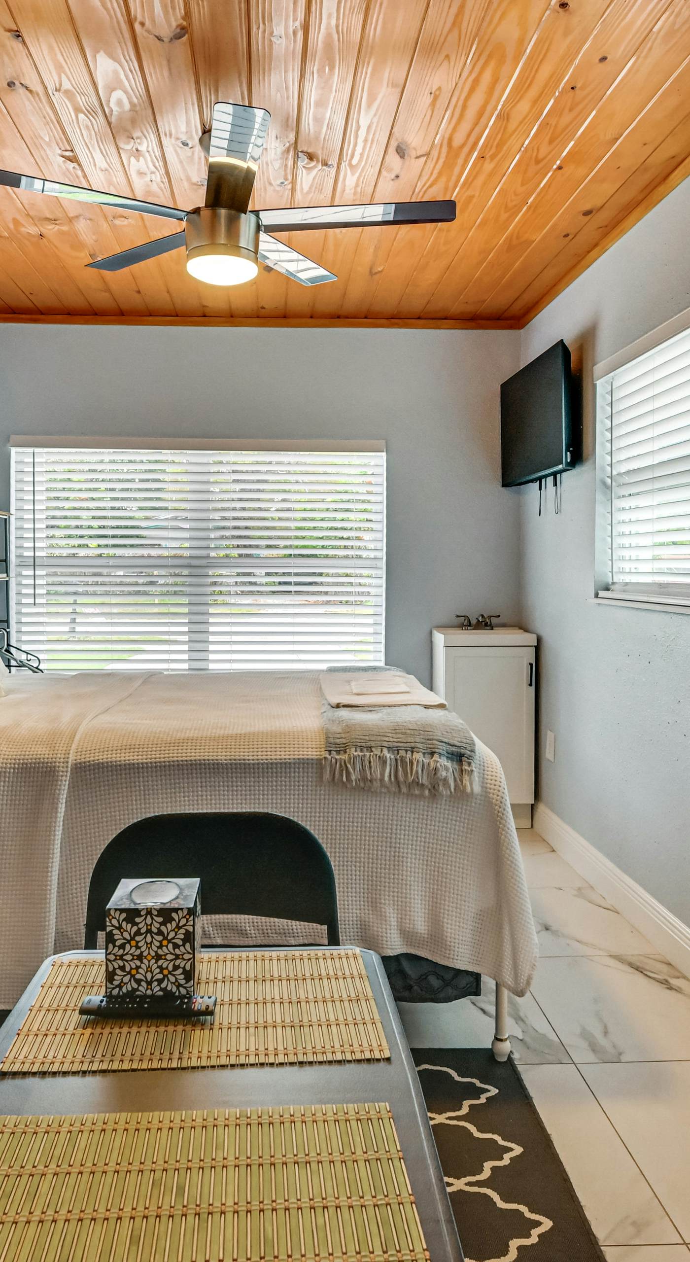 1 Mi to Midtown & Stadium! Couple's Haven in Tampa