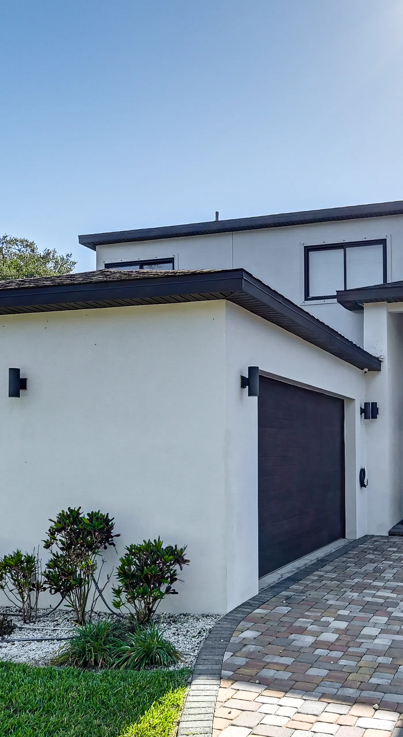 Private Yard & Covered Patio: Modern Tampa Getaway