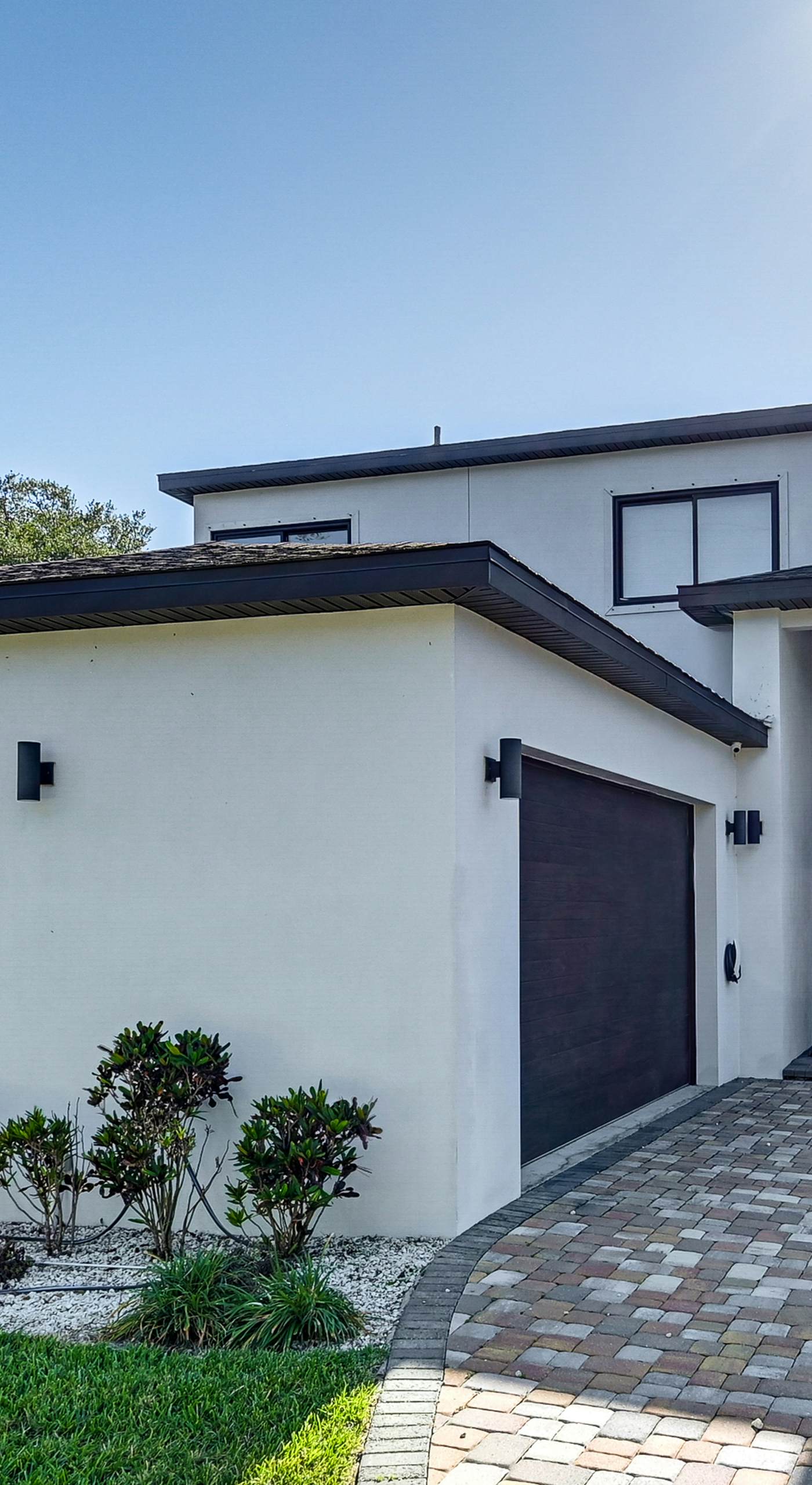 Private Yard & Covered Patio: Modern Tampa Getaway