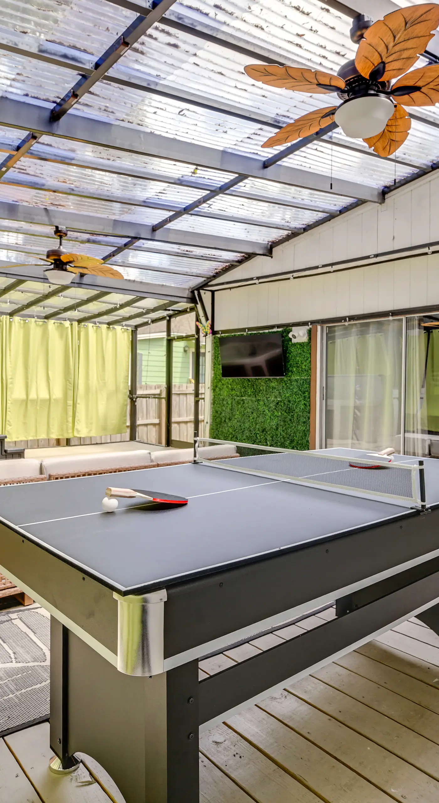 Central Tampa Oasis: Hot Tub & Huge Covered Deck!