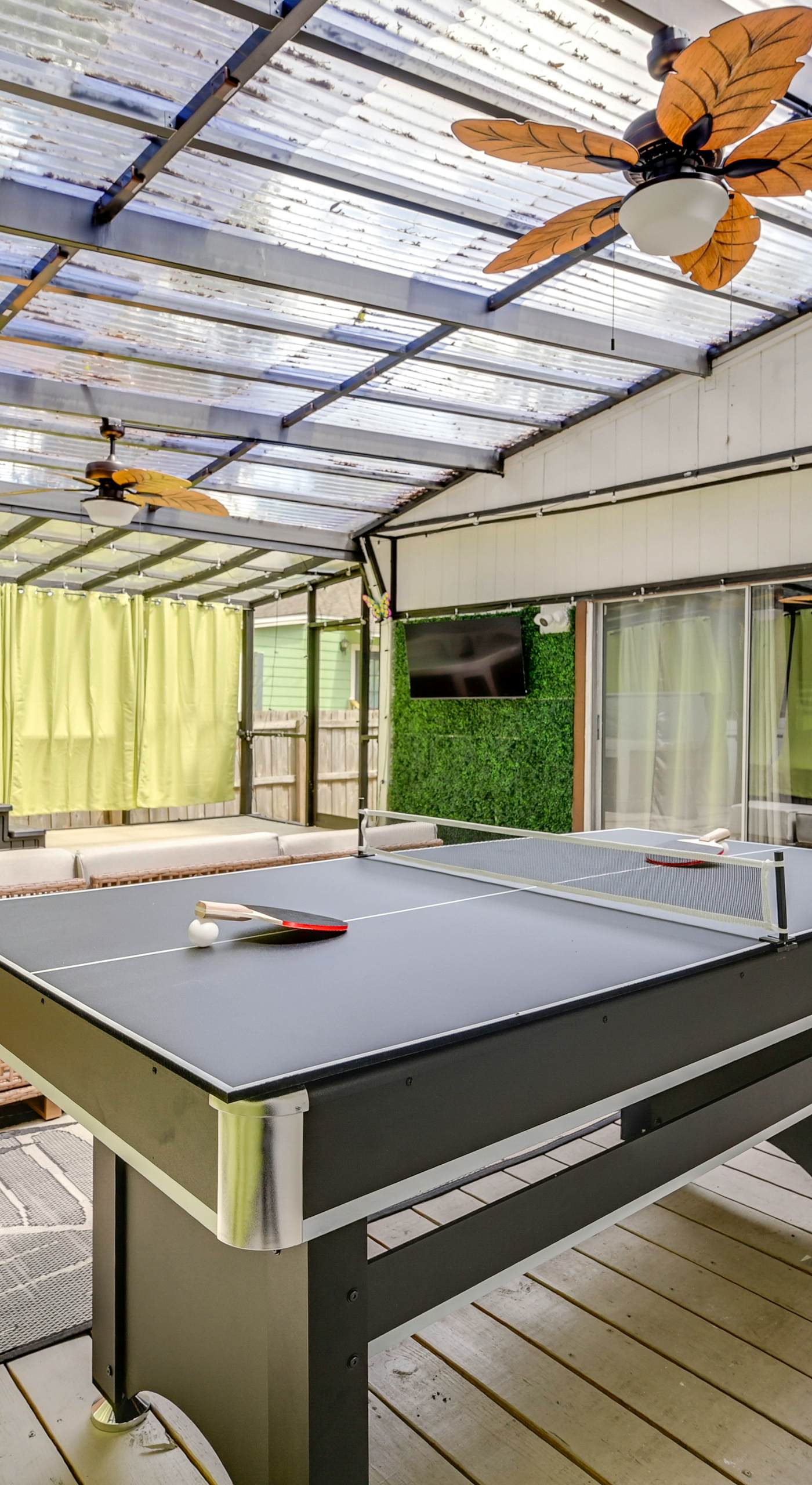 Central Tampa Oasis: Hot Tub & Huge Covered Deck!