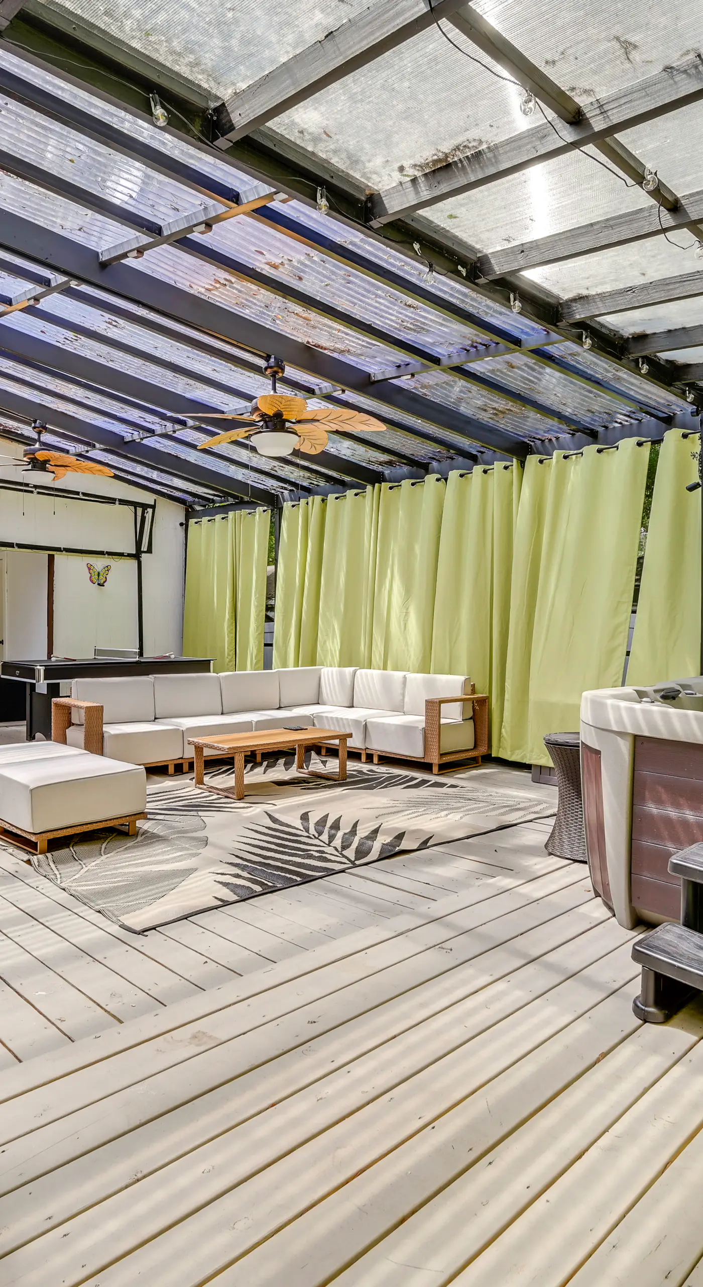 Central Tampa Oasis: Hot Tub & Huge Covered Deck!