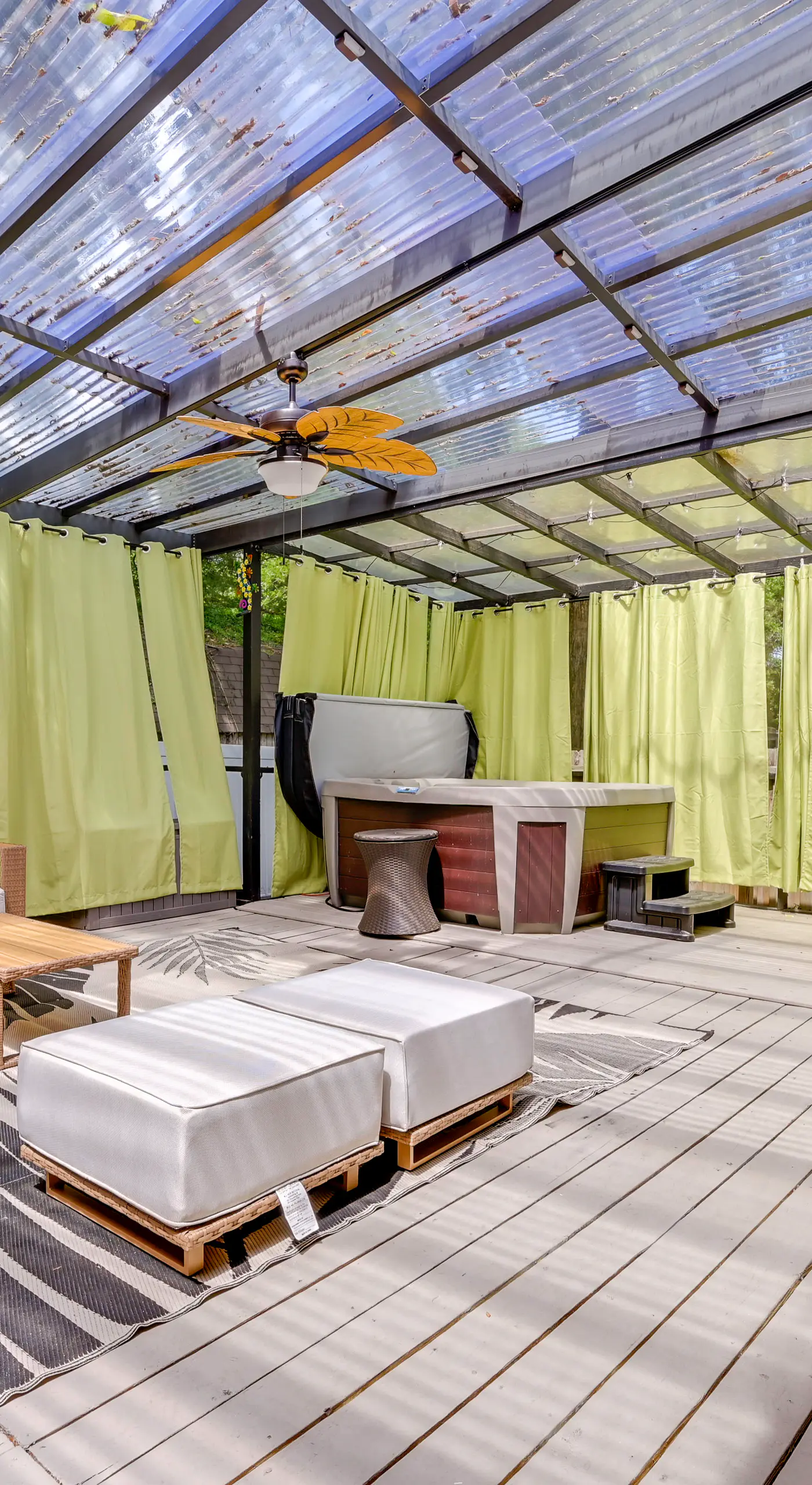 Central Tampa Oasis: Hot Tub & Huge Covered Deck!