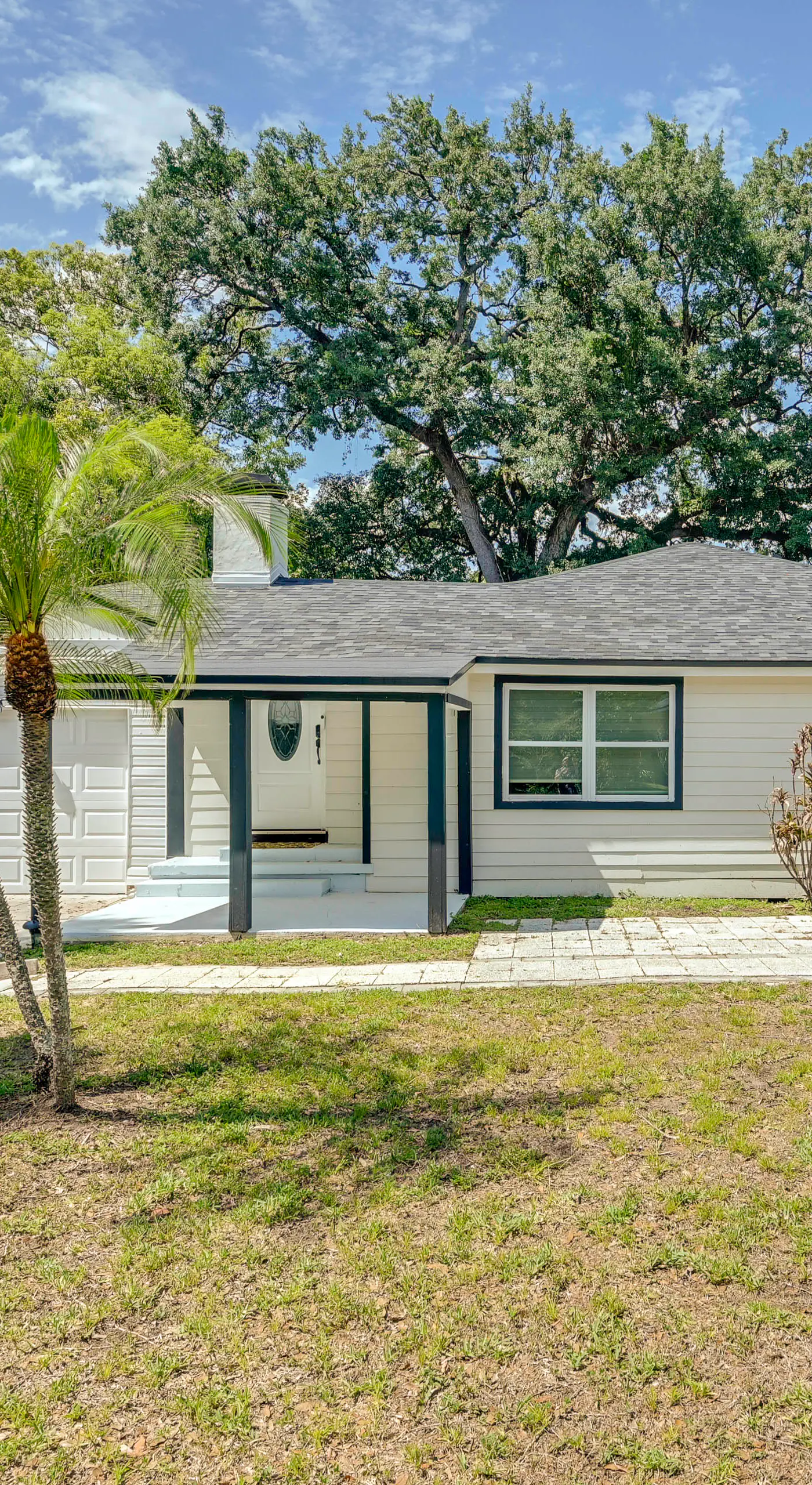 Central Tampa Oasis: Hot Tub & Huge Covered Deck!