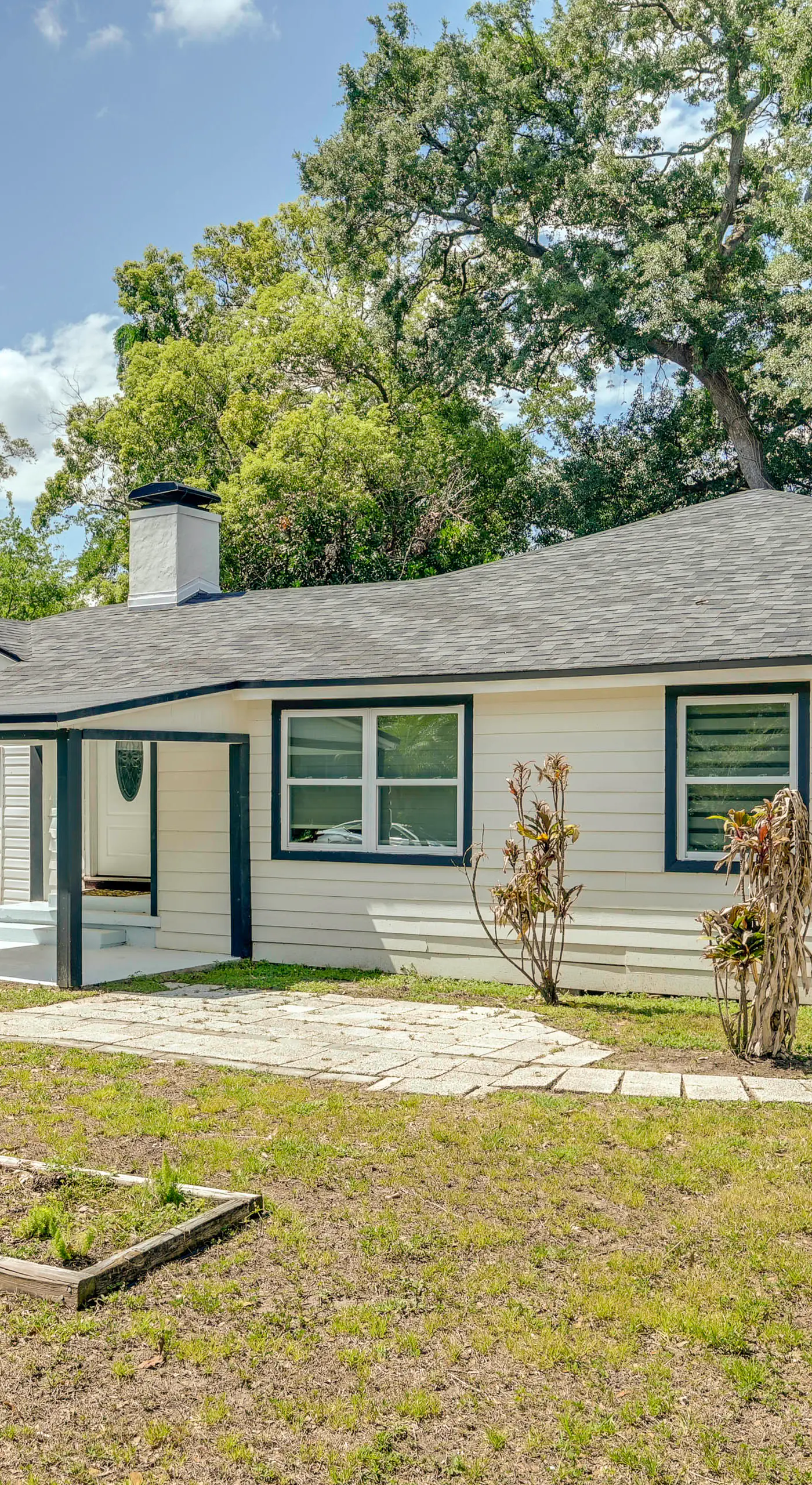 Central Tampa Oasis: Hot Tub & Huge Covered Deck!