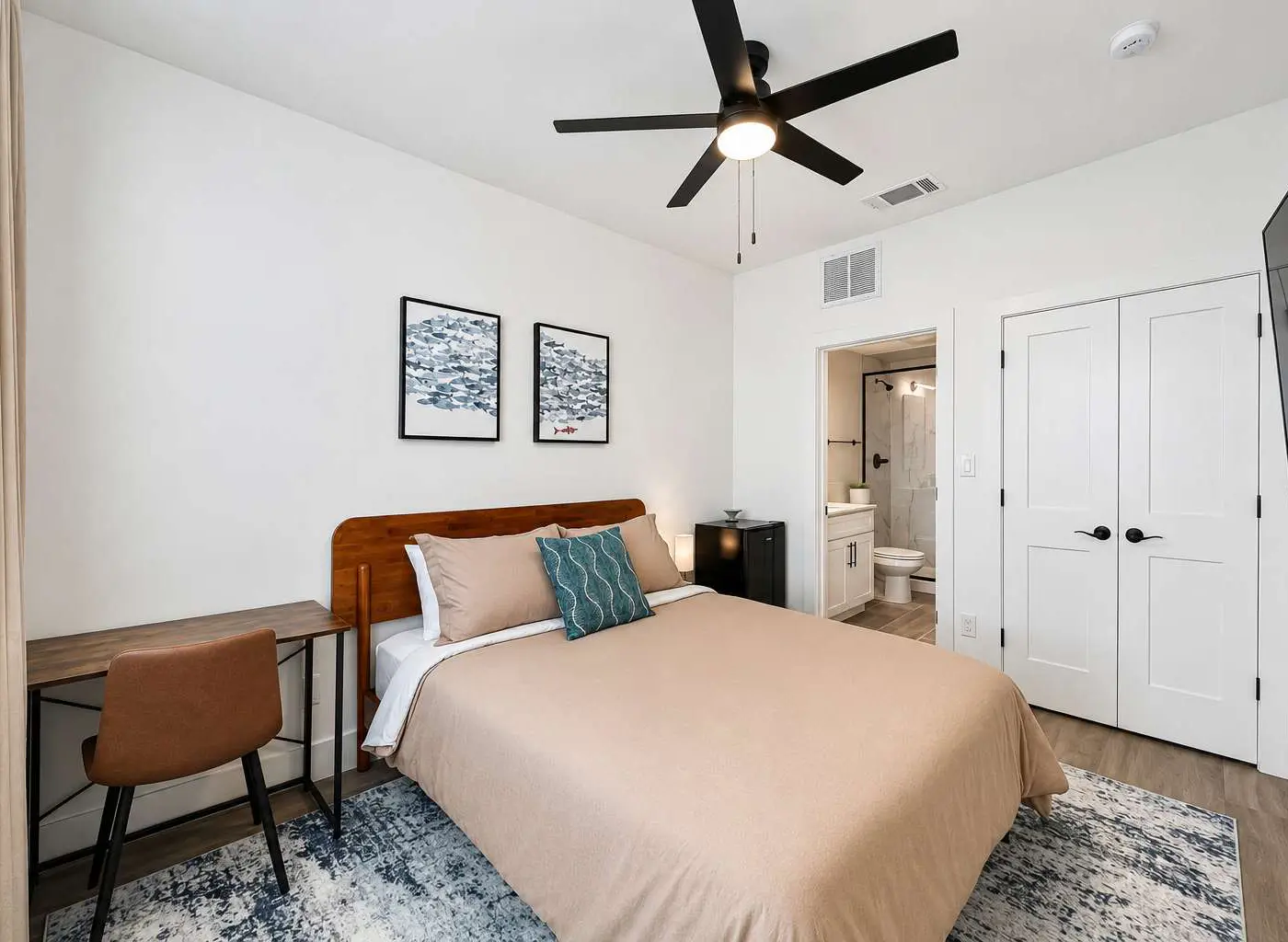 Bishop Arts boutique room w/ desk,TV,washer/dryer