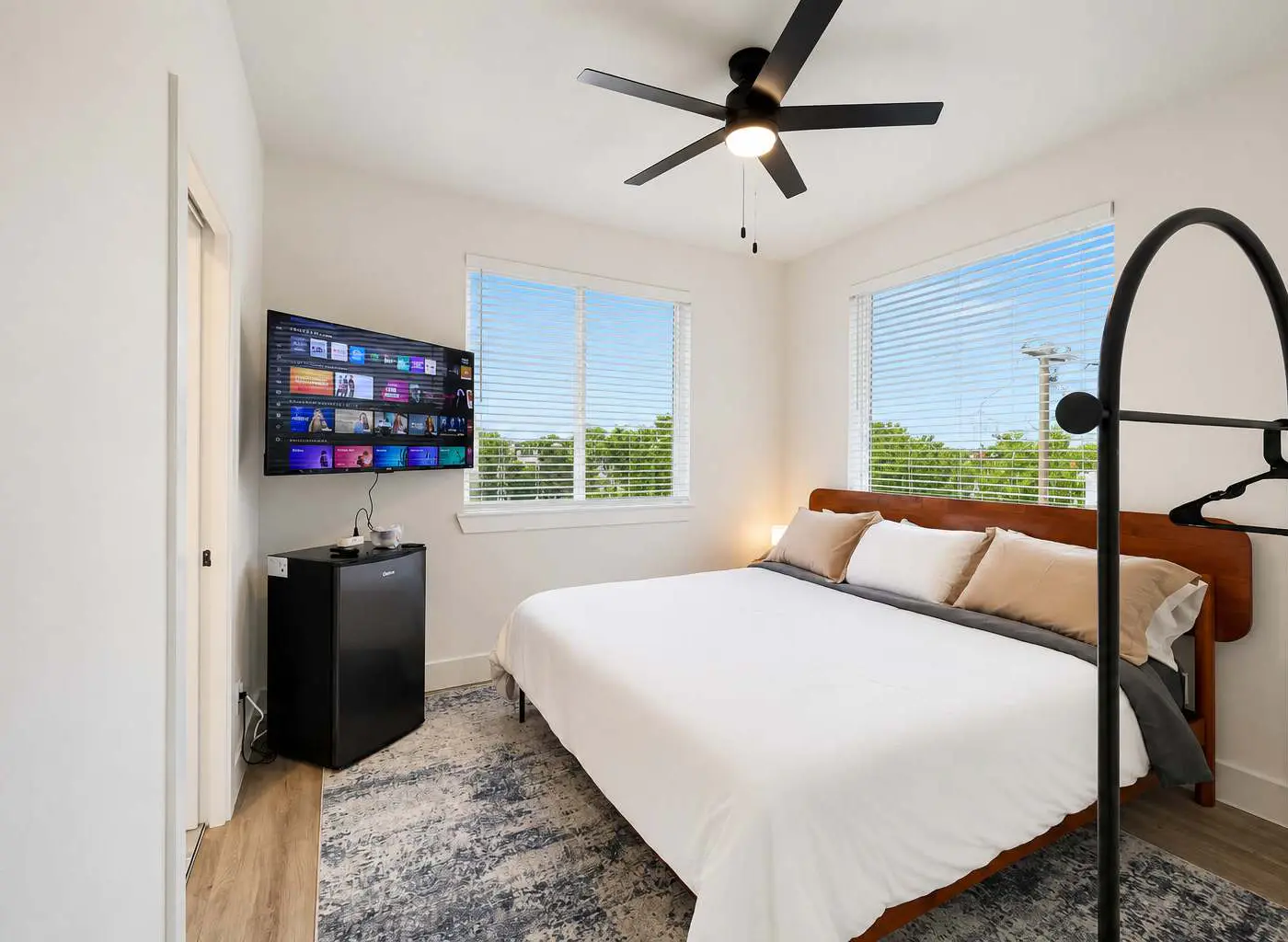 Bishop Arts boutique room w/ desk,TV,washer/dryer