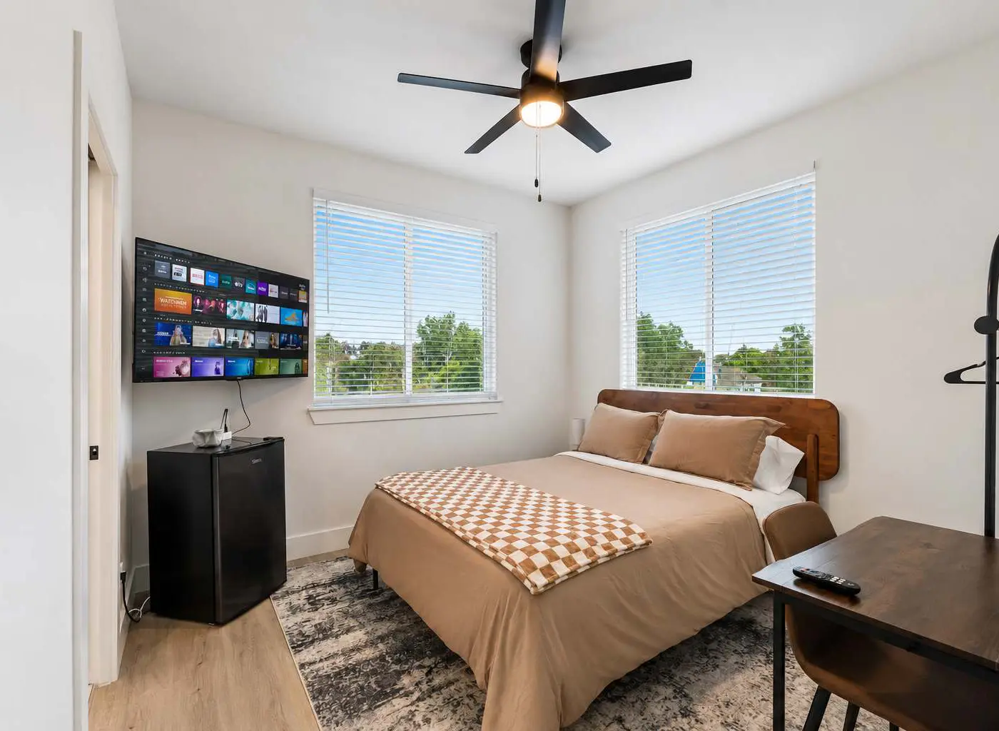 Bishop Arts boutique room w/ desk,TV,washer/dryer