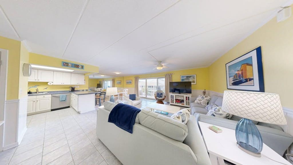 2BR, 2BA condo Beach Block with POOL