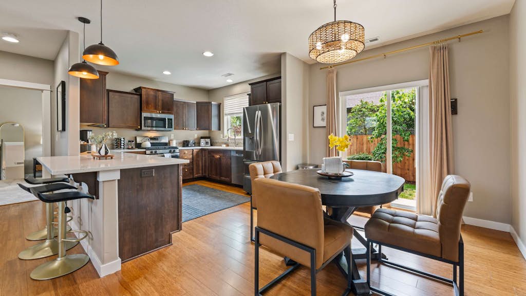 Spacious home centrally located by Autzen Stadium