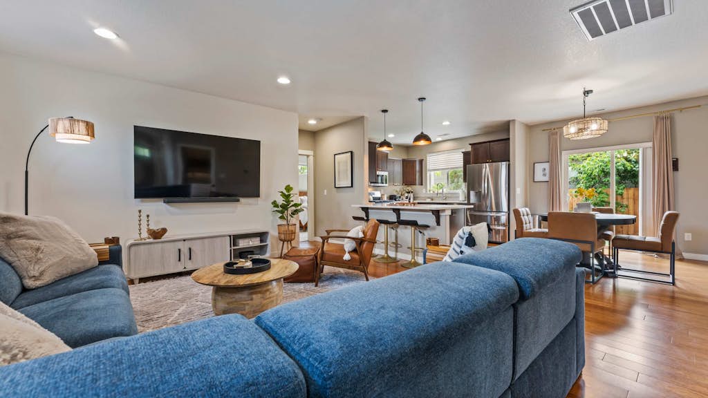 Spacious home centrally located by Autzen Stadium