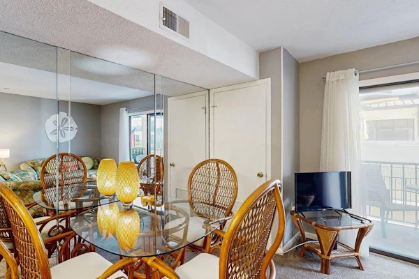Coastal Condo, Large Balcony, Ocean Views & Pool