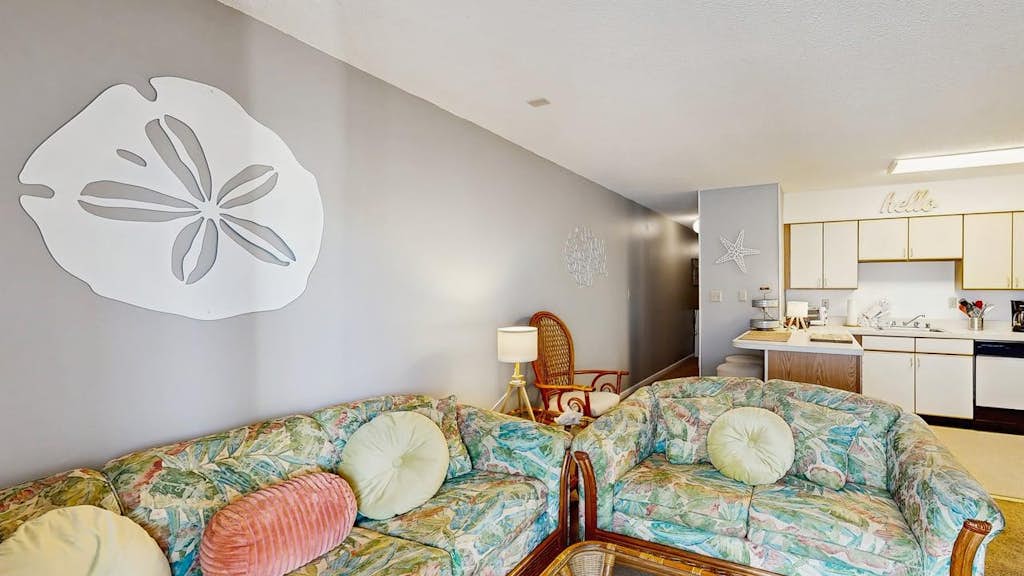 Coastal Condo, Large Balcony, Ocean Views & Pool
