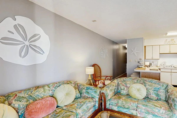 Coastal Condo, Large Balcony, Ocean Views & Pool
