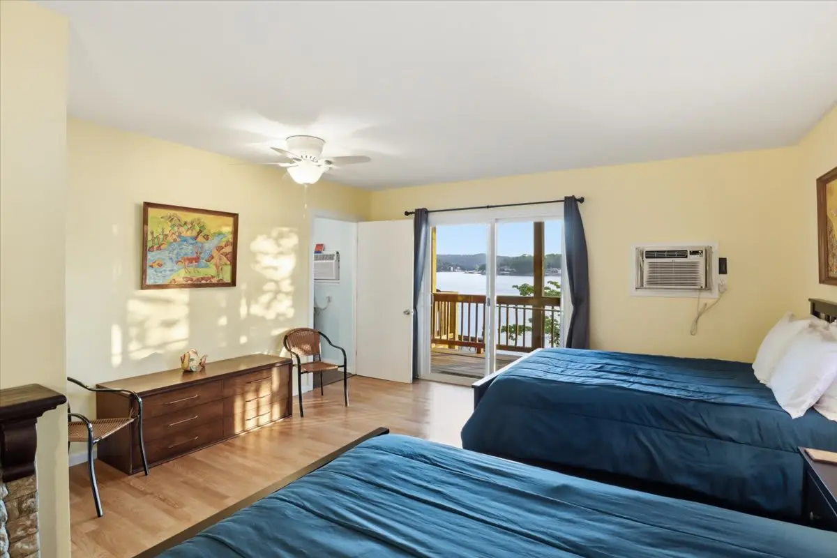 Charming 3BR Cabin - LAKE VIEW - Camdenton