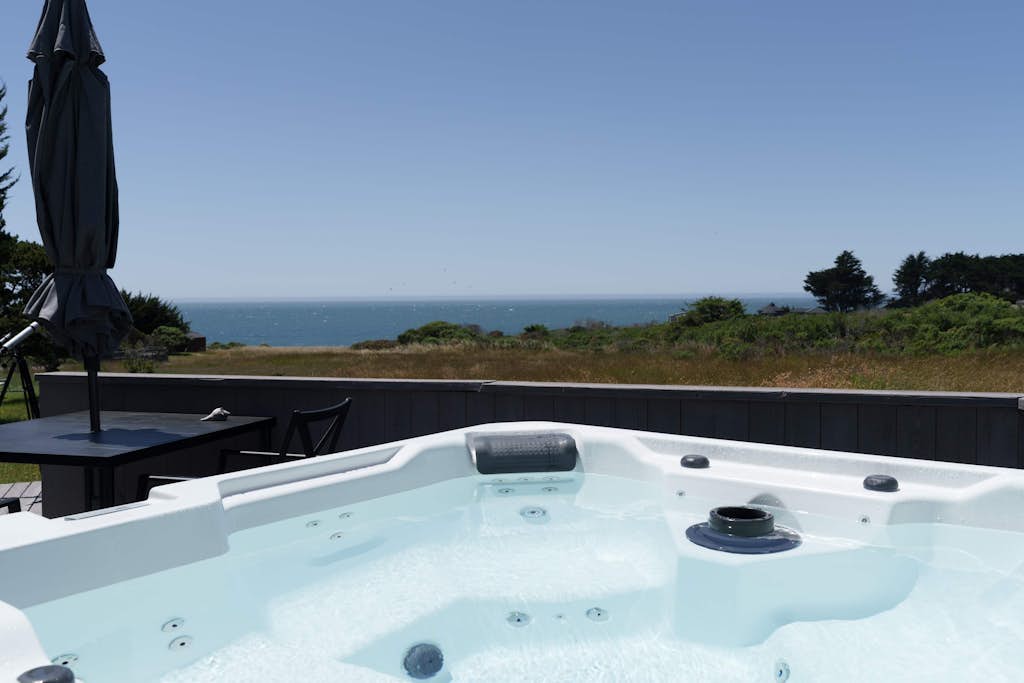 Sunhoma - Bluff-top coastal home with hot tub, ocean views, telescope