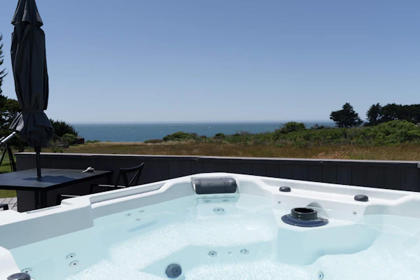 Sunhoma - Bluff-top coastal home with hot tub, ocean views, telescope