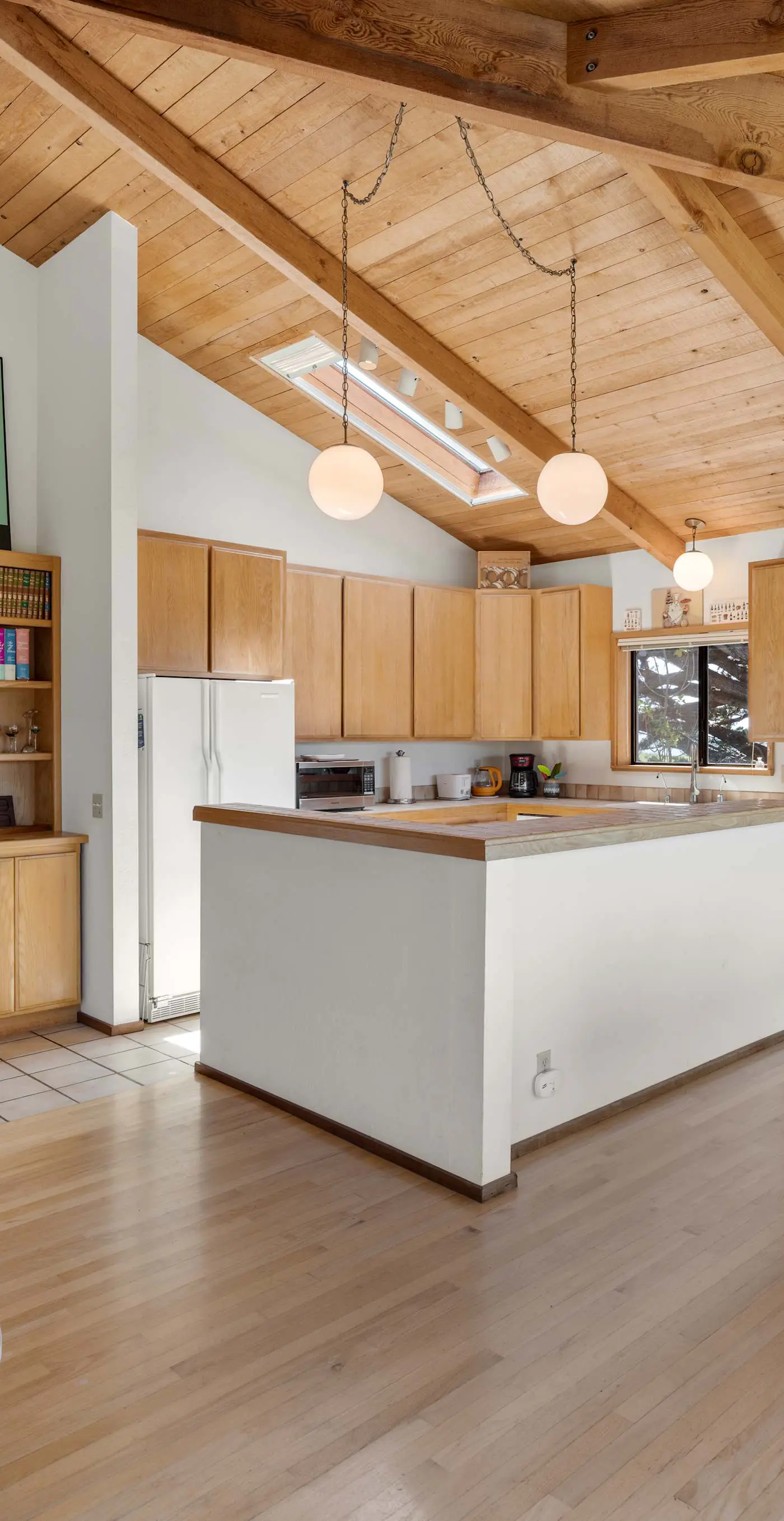 Sunhoma - Bluff-top coastal home with hot tub, ocean views, telescope
