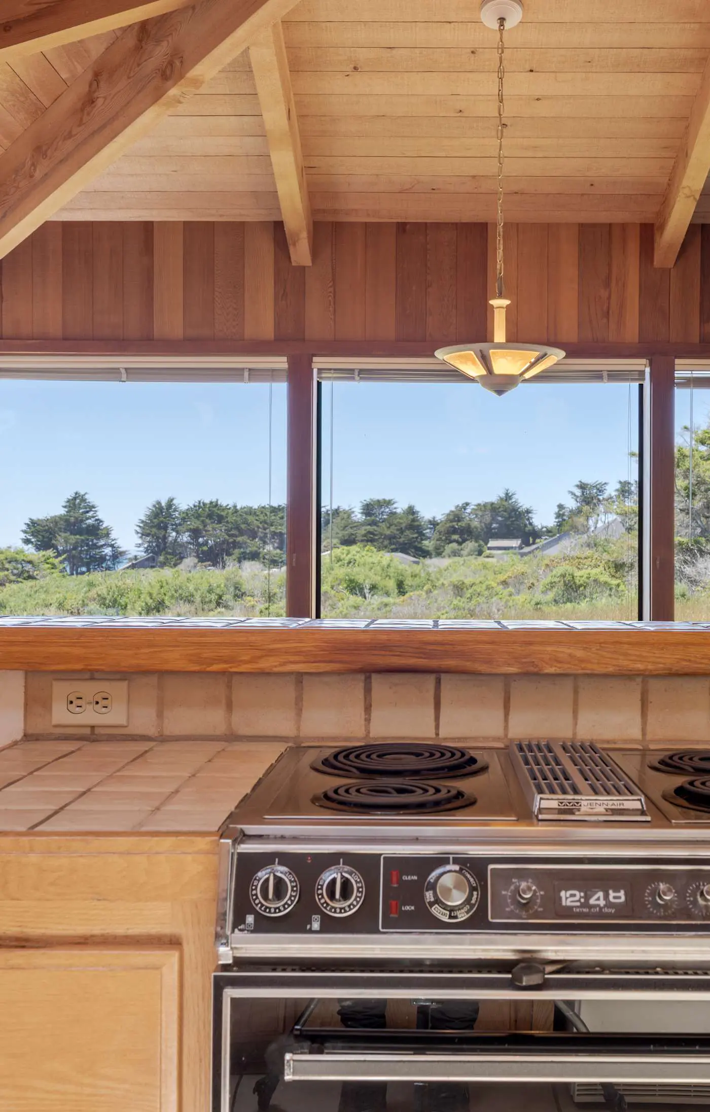 Sunhoma - Bluff-top coastal home with hot tub, ocean views, telescope