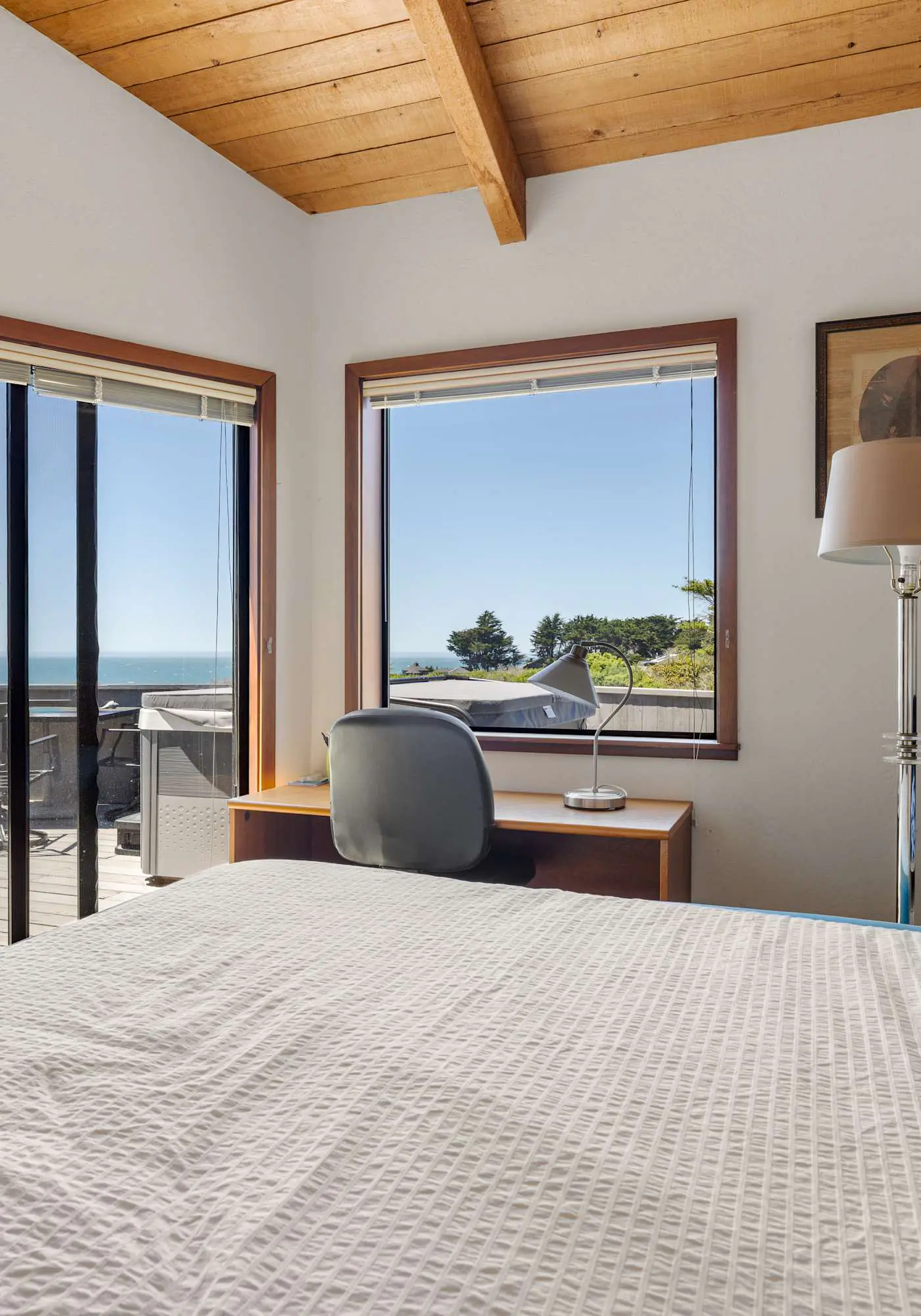 Sunhoma - Bluff-top coastal home with hot tub, ocean views, telescope