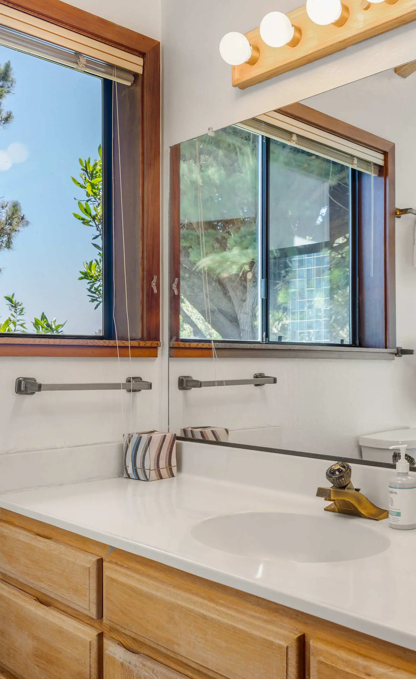Sunhoma - Bluff-top coastal home with hot tub, ocean views, telescope