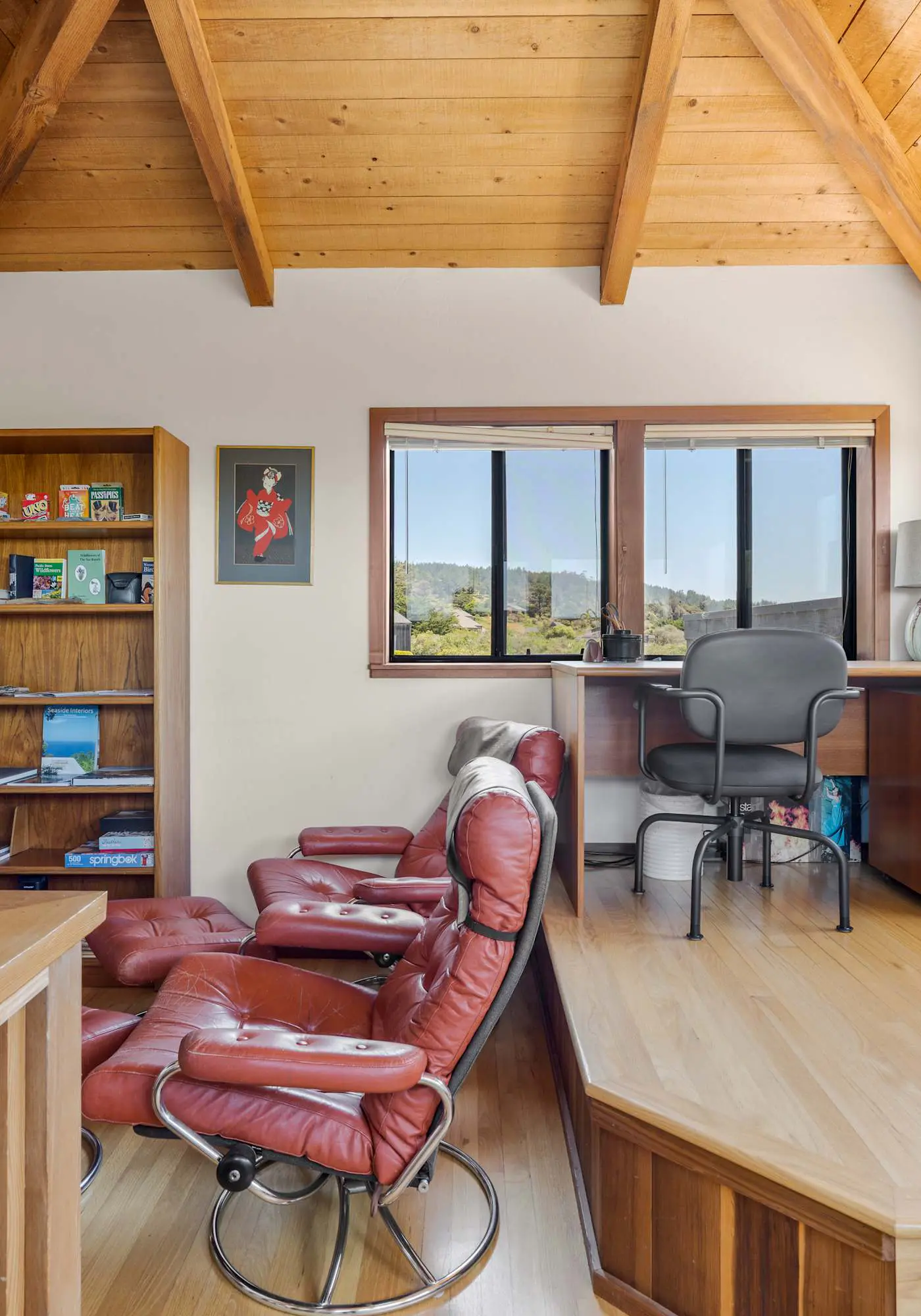 Sunhoma - Bluff-top coastal home with hot tub, ocean views, telescope