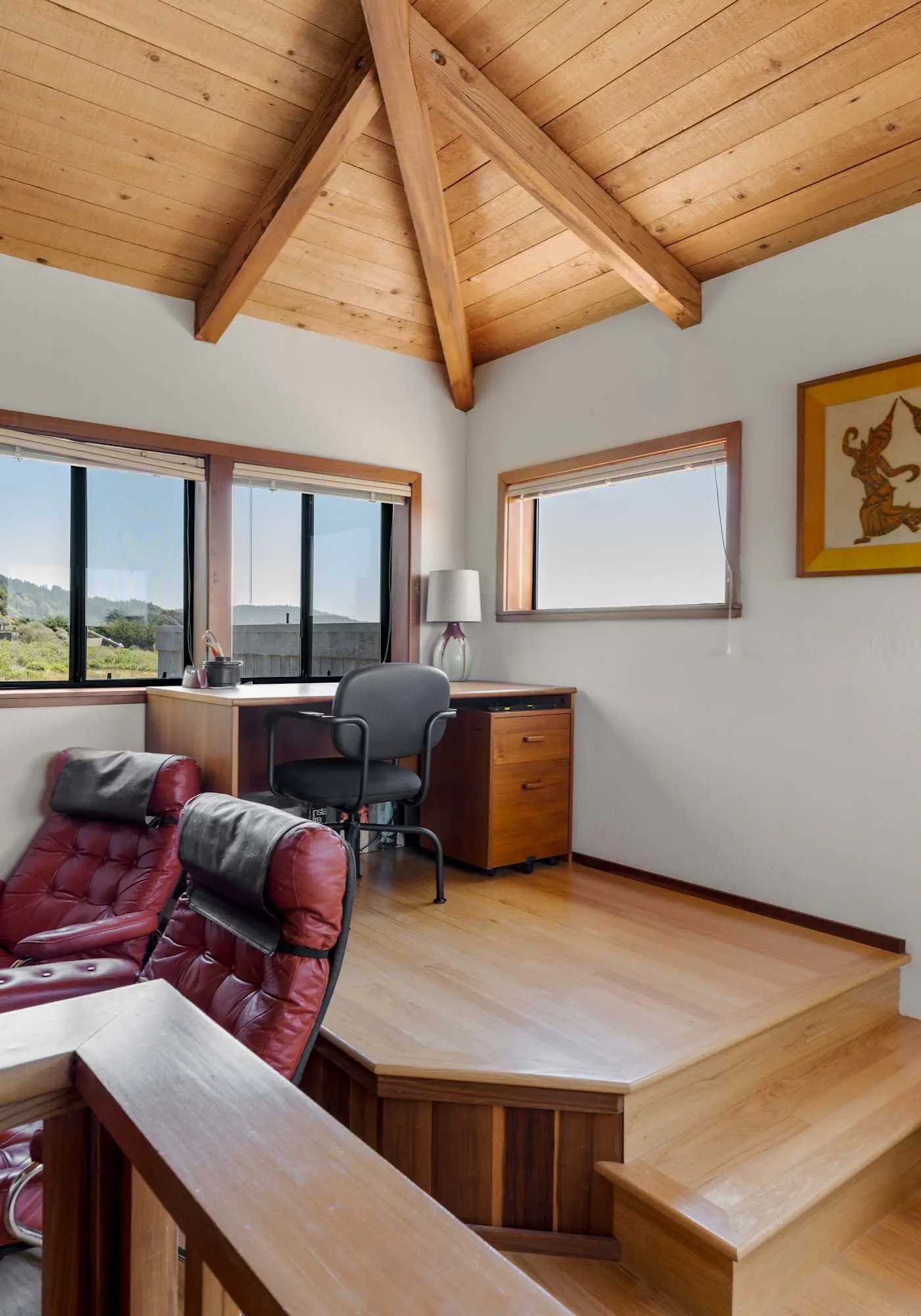 Sunhoma - Bluff-top coastal home with hot tub, ocean views, telescope