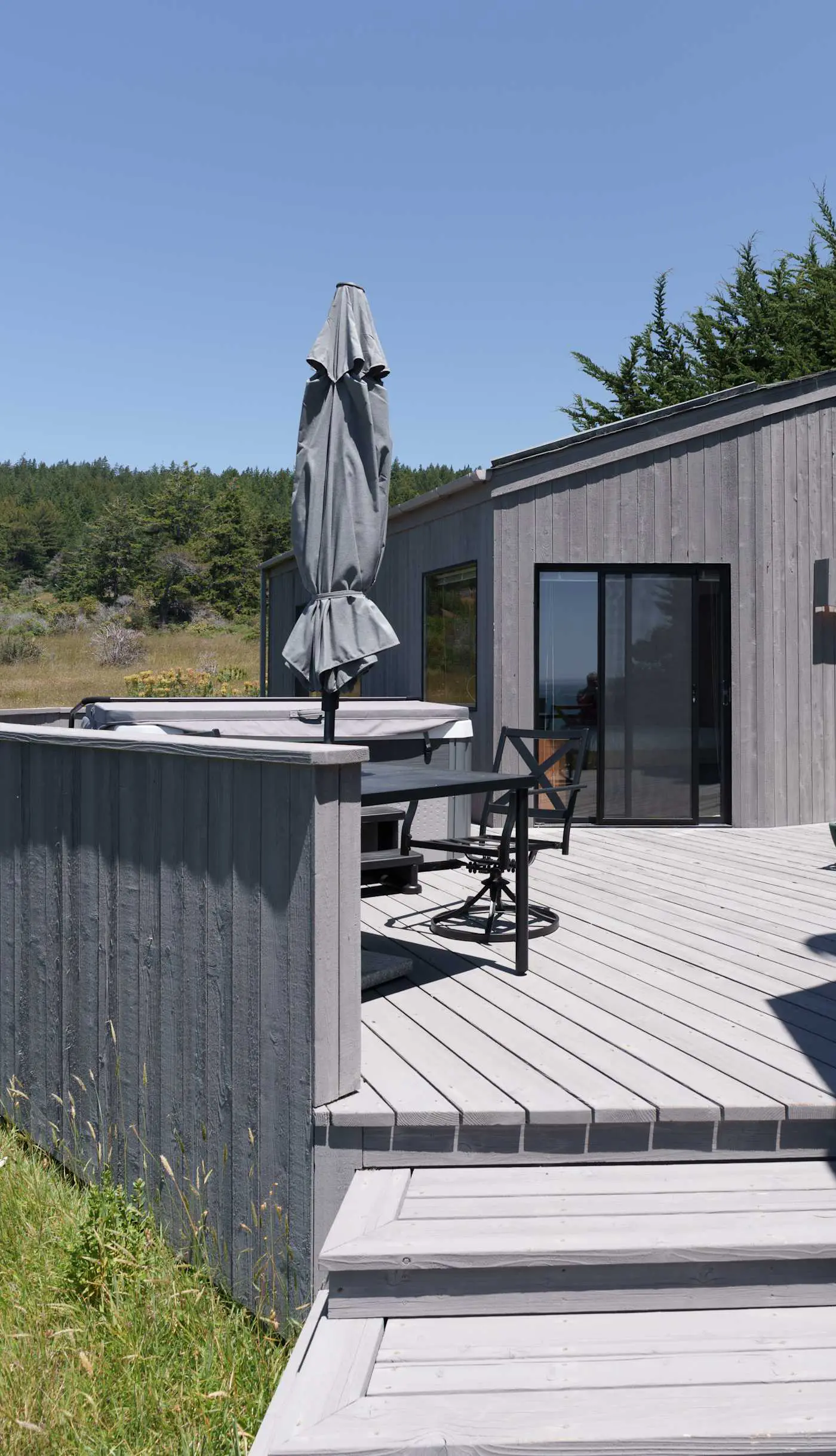 Sunhoma - Bluff-top coastal home with hot tub, ocean views, telescope