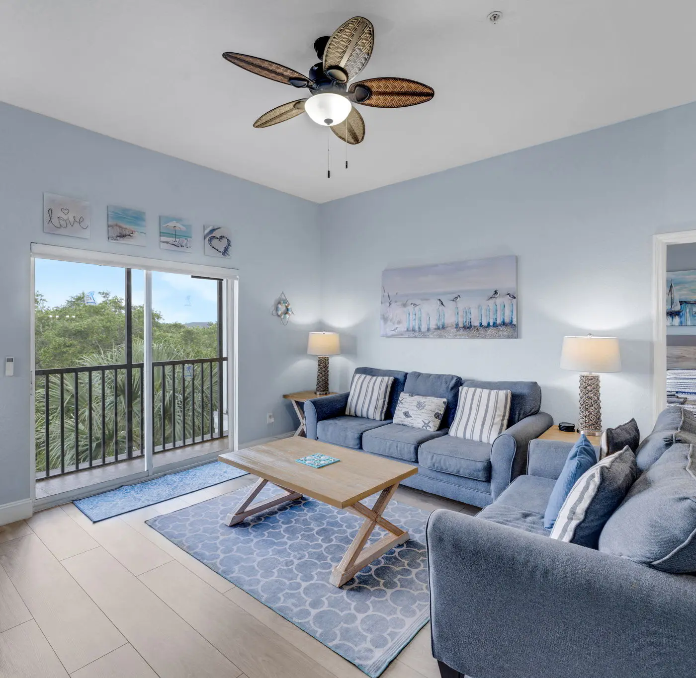 Charming 2nd floor condo close to theme parks and shopping
