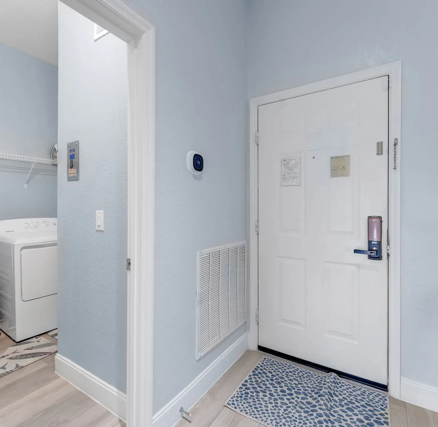 Charming 3nd floor condo close to theme parks and shopping