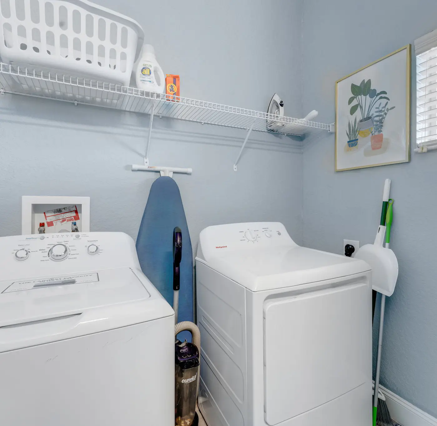 Charming 3nd floor condo close to theme parks and shopping