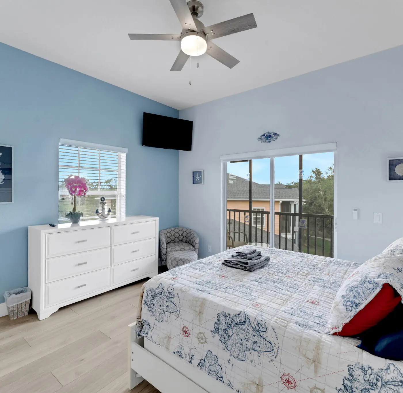 Charming 3nd floor condo close to theme parks and shopping