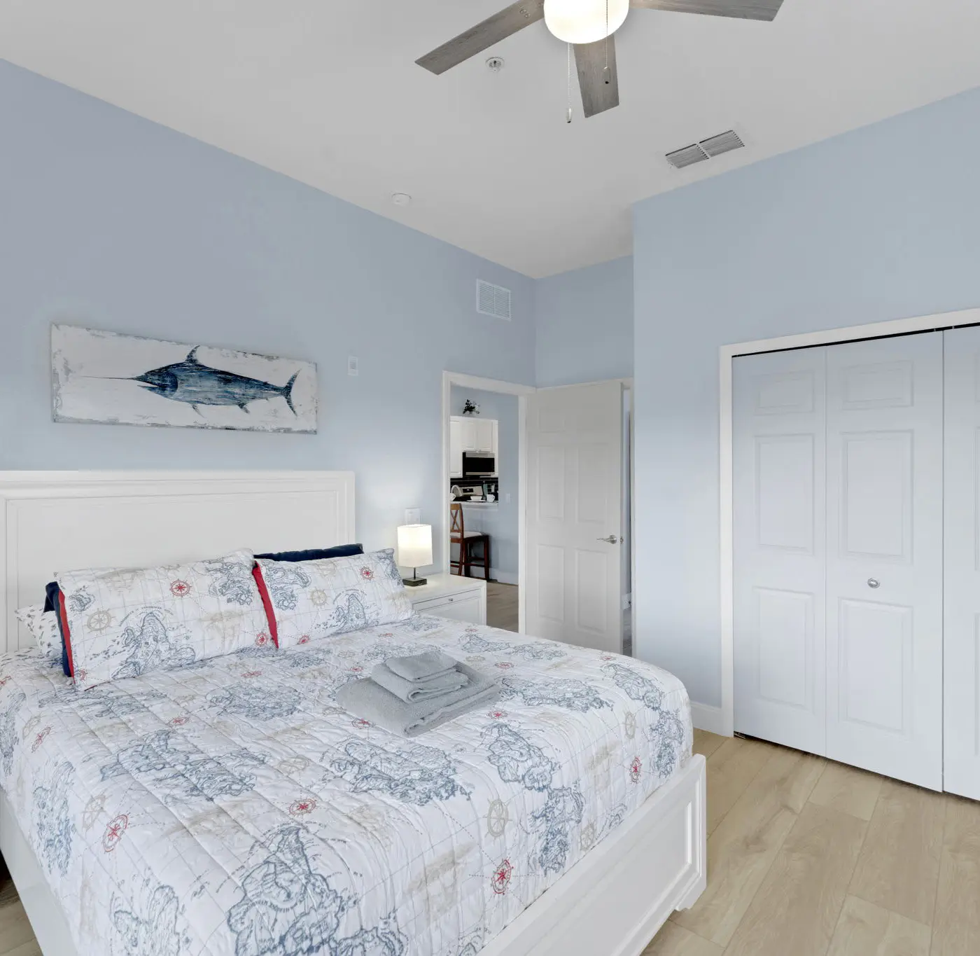 Charming 3nd floor condo close to theme parks and shopping