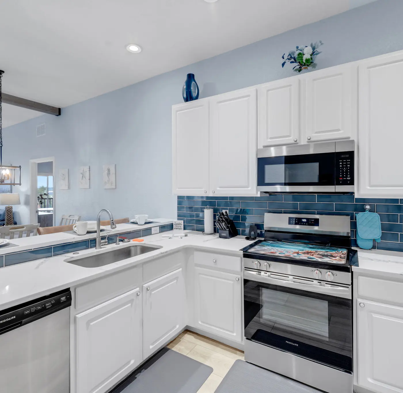 Charming 3nd floor condo close to theme parks and shopping