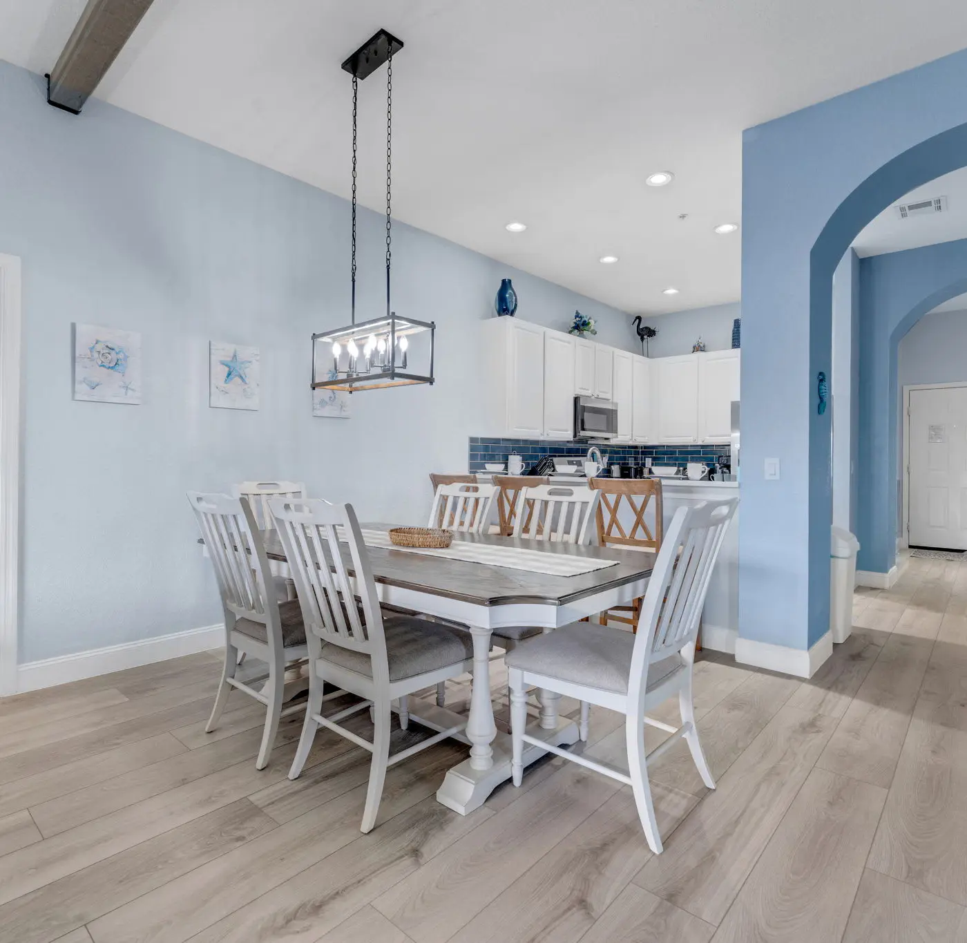 Charming 3nd floor condo close to theme parks and shopping