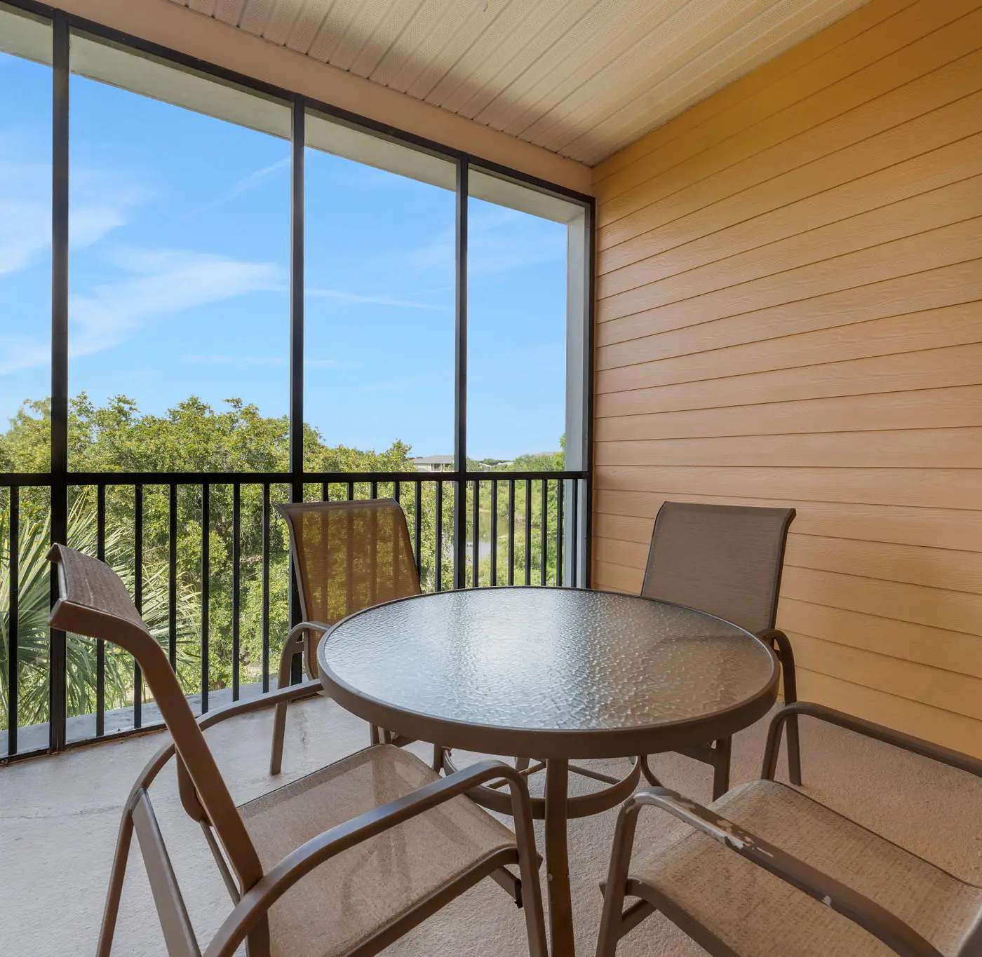 Charming 3nd floor condo close to theme parks and shopping