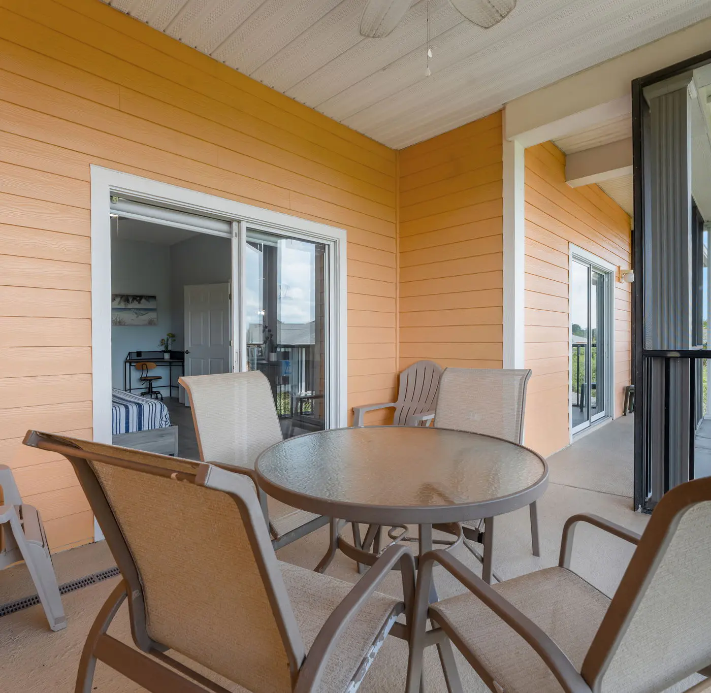 Charming 3nd floor condo close to theme parks and shopping
