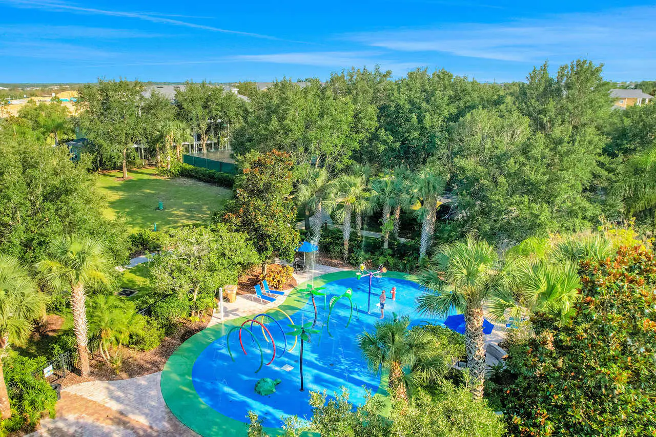 Charming 3nd floor condo close to theme parks and shopping