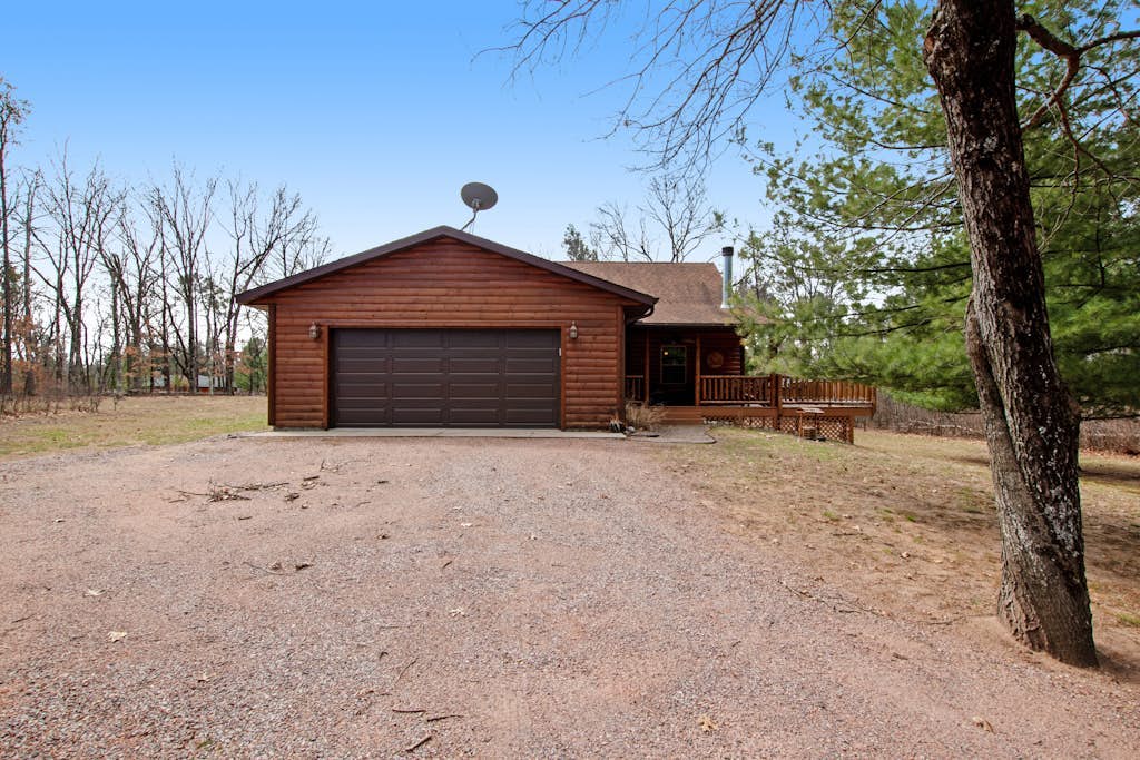 Wilderness retreat near the lake with firepit, grill, large deck - dog friendly