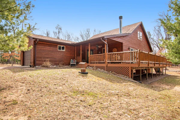 Wilderness retreat near the lake with firepit, grill, large deck - dog friendly