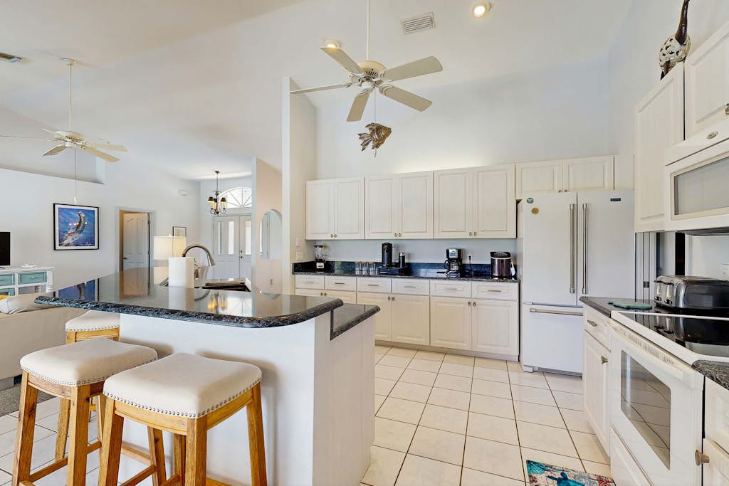 Spacious home, private pool, large kitchen