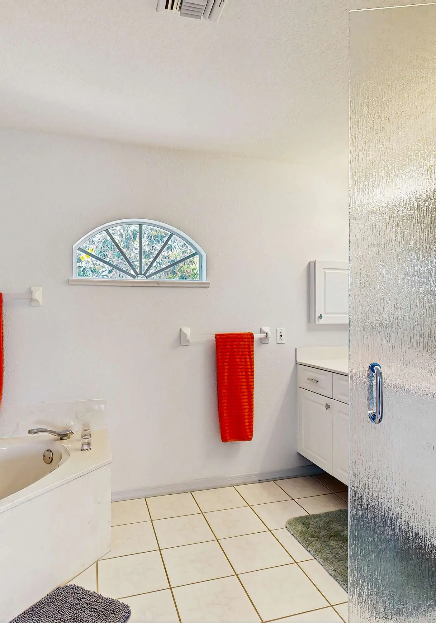 Spacious home, private pool, large kitchen