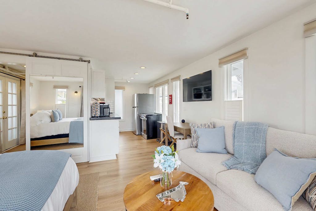Cozy Downtown Studio - Walk to Ferry & Town