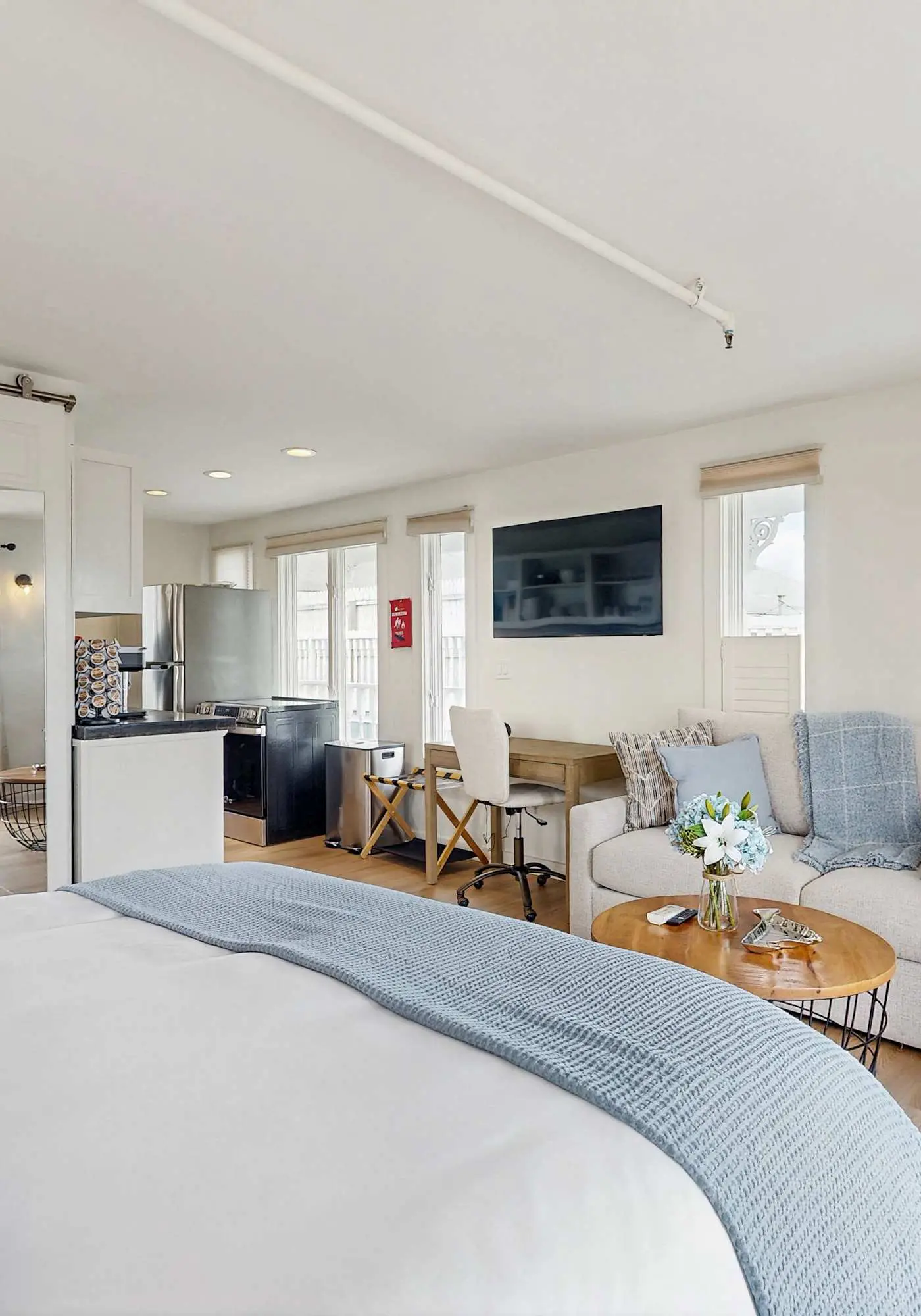 Cozy Downtown Studio - Walk to Ferry & Town