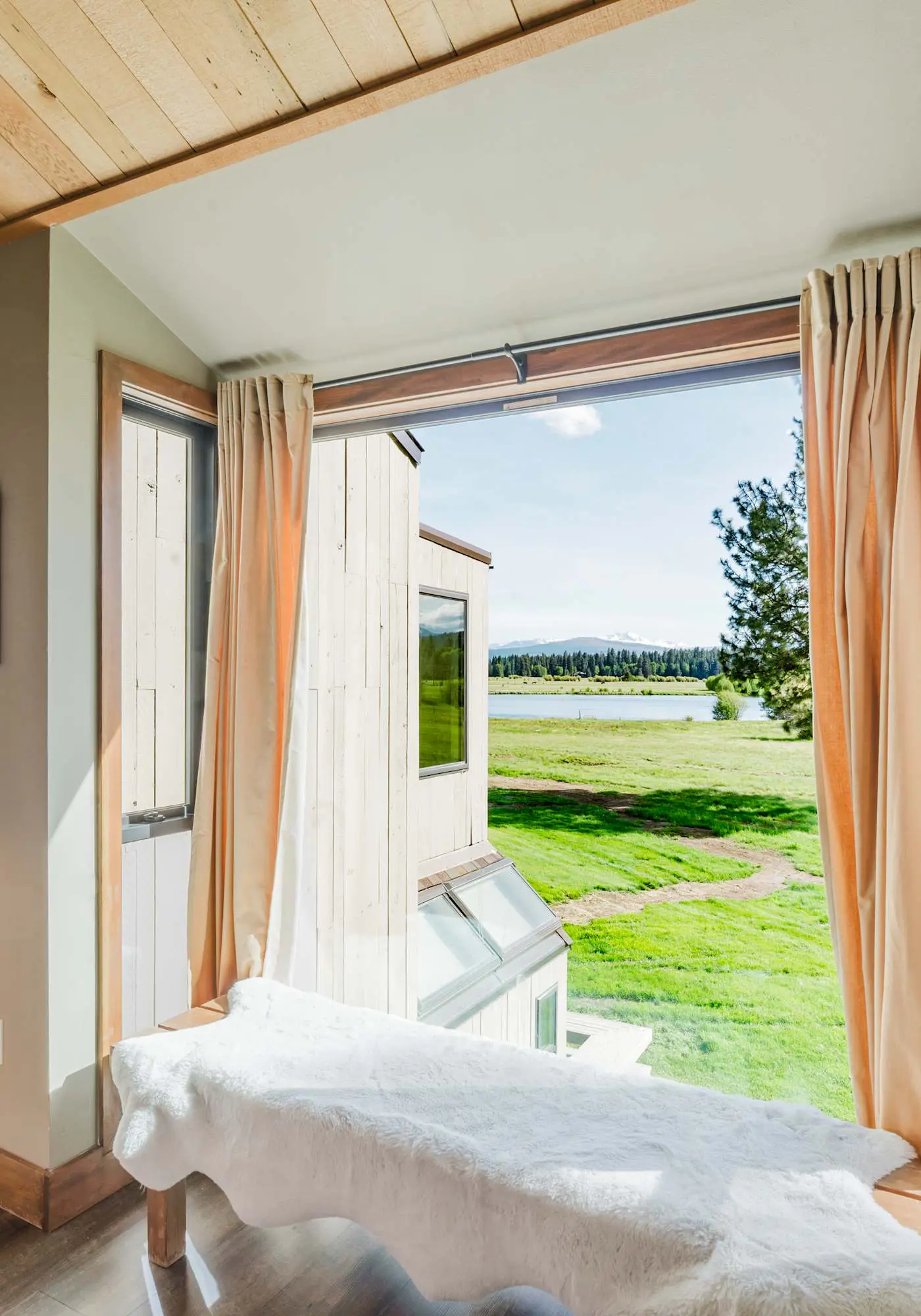 Lakeview Meadow Retreat