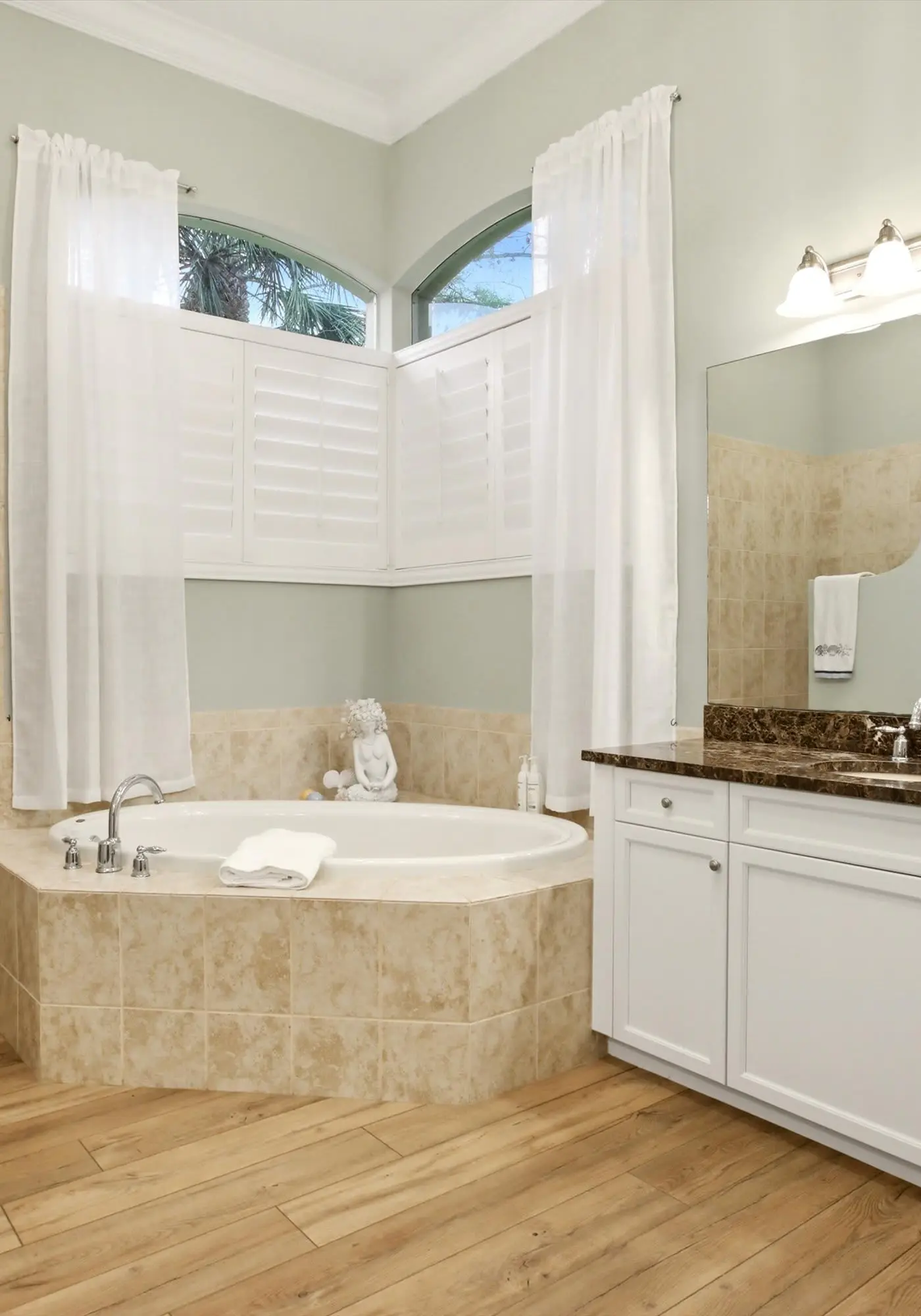 Gorgeous luxury home w private pool & outdoor space