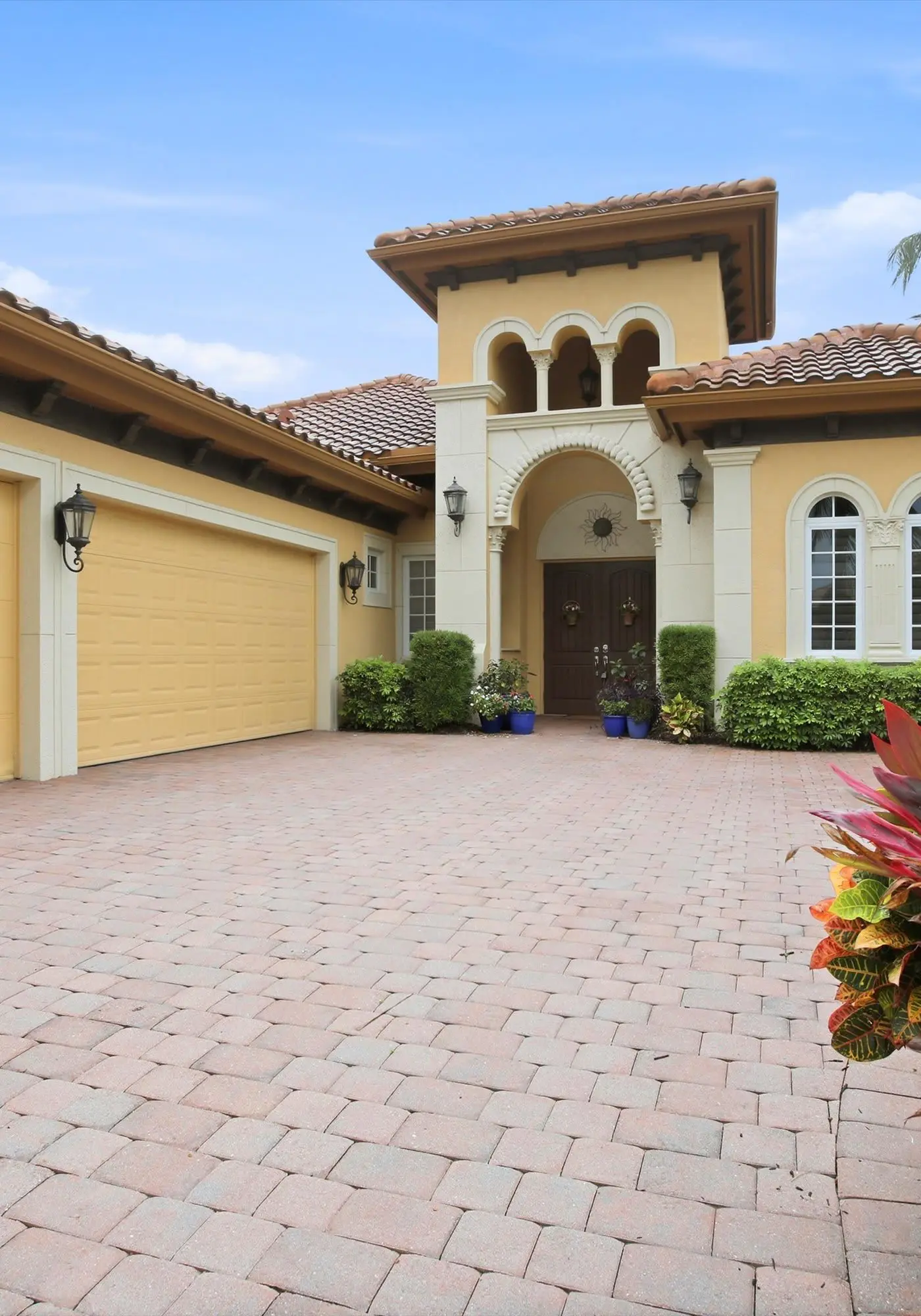 Gorgeous luxury home w private pool & outdoor space