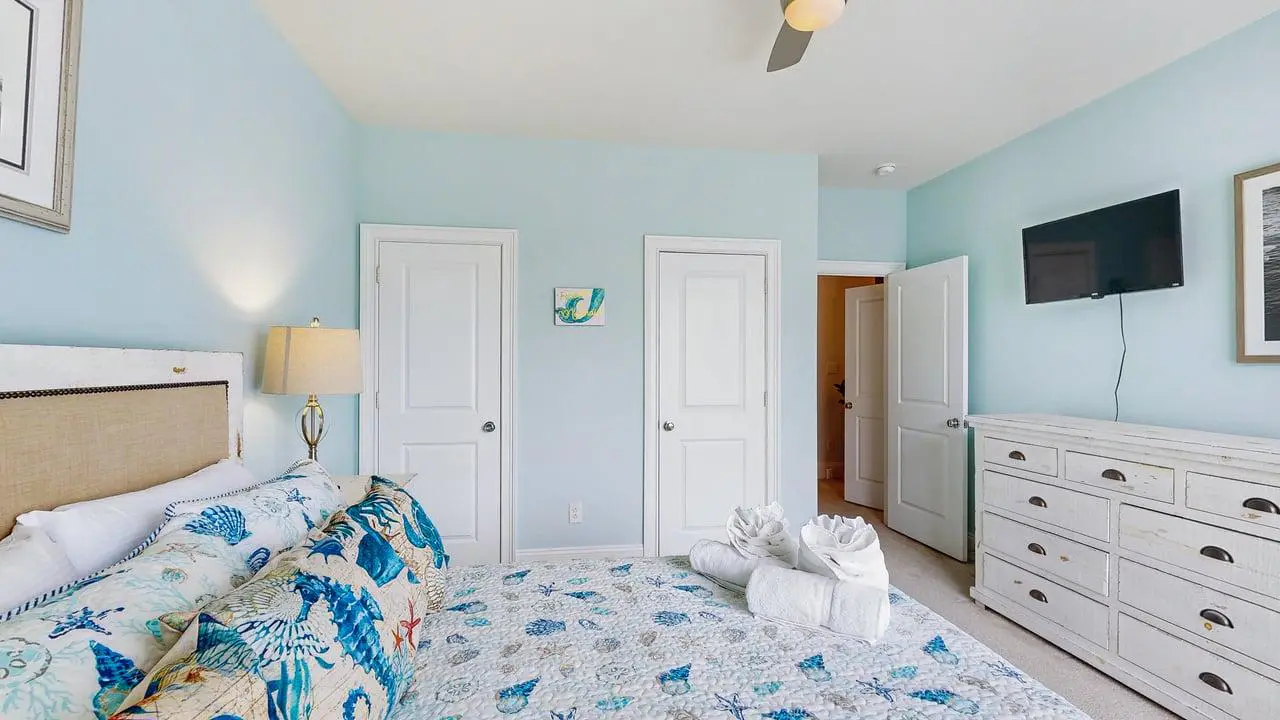 Heritage Village townhouse with community pool