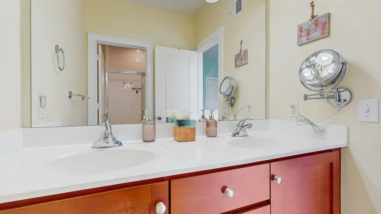 Heritage Village townhouse with community pool
